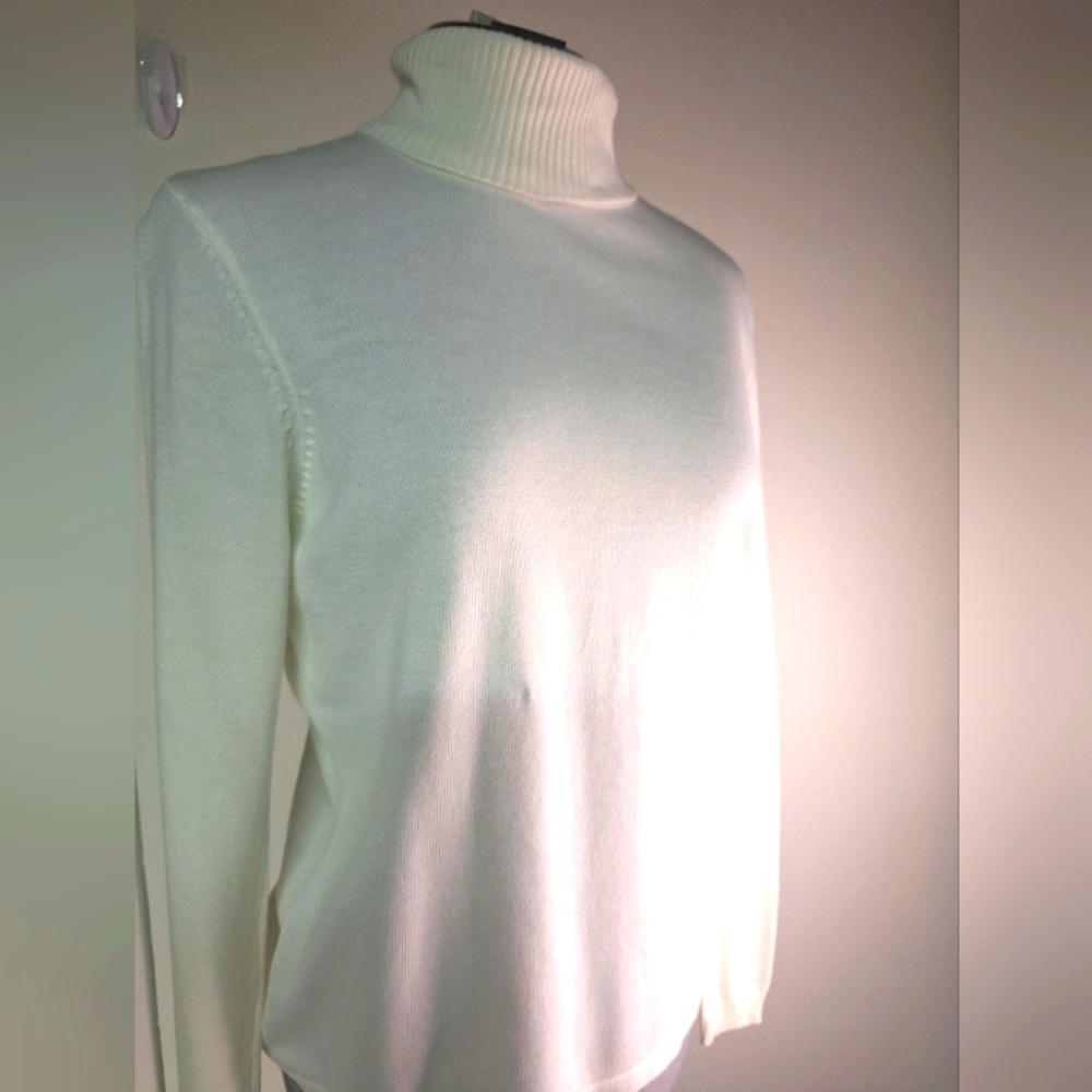 Yarn works Off White Turtleneck Sweater. Size Small/chico